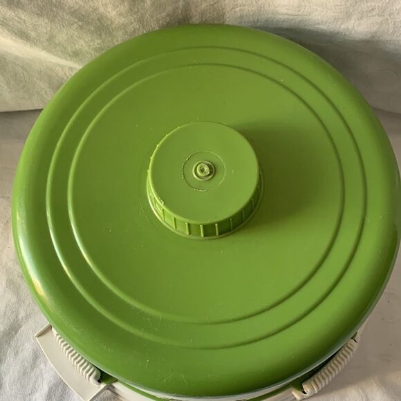 VINTAGE Look Lift Cake Cover Avocado Green/Gold MCM - Picture 2 of 5